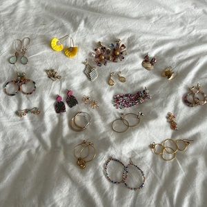Lot of 20 pairs of earrings.